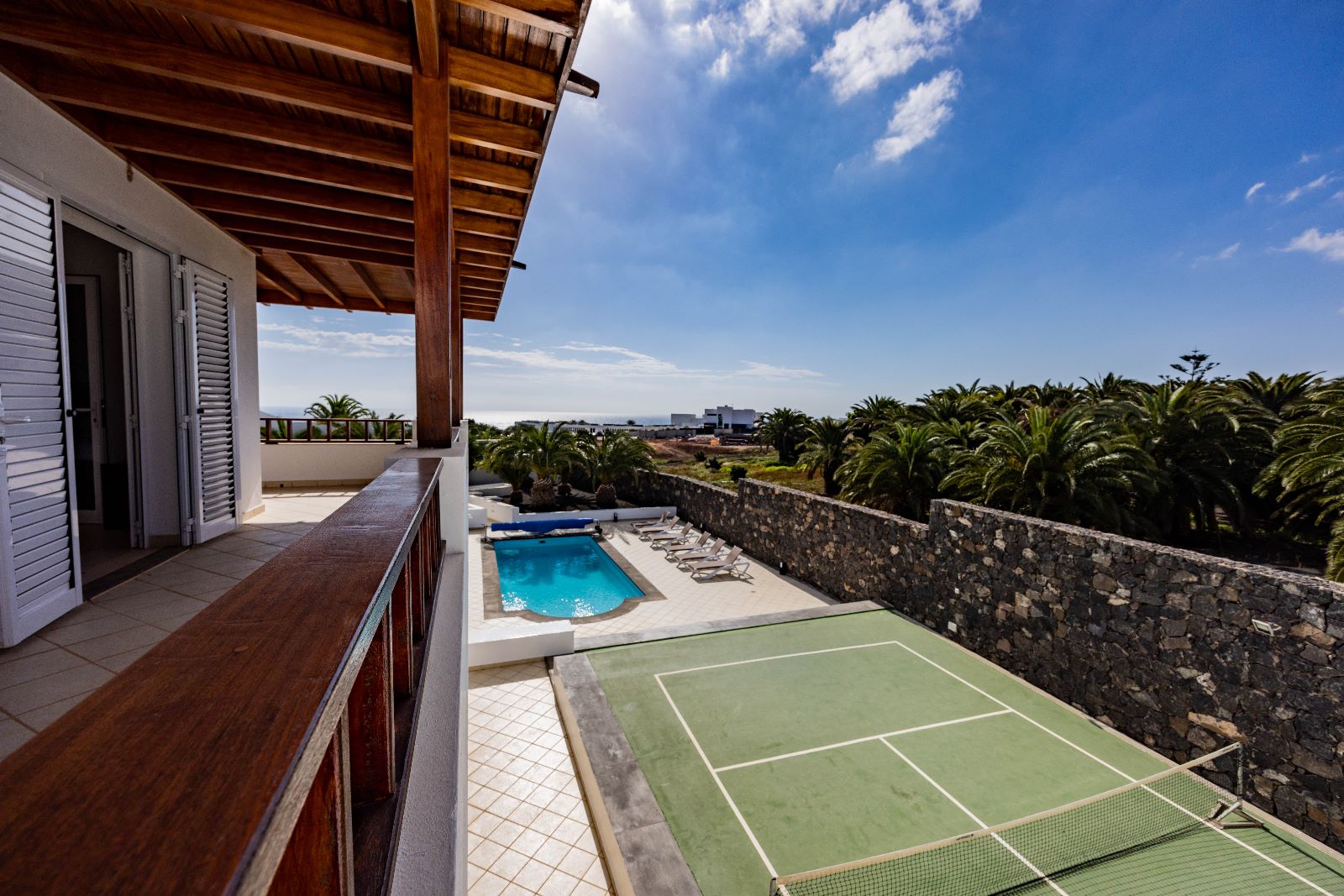 LVC268839 Lanzarote Villa with elevated balcony views
