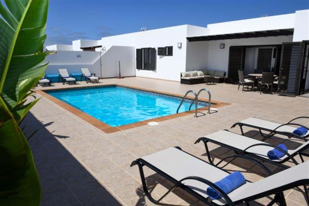 Villa LVC109548 Pool furnished with sunbeds