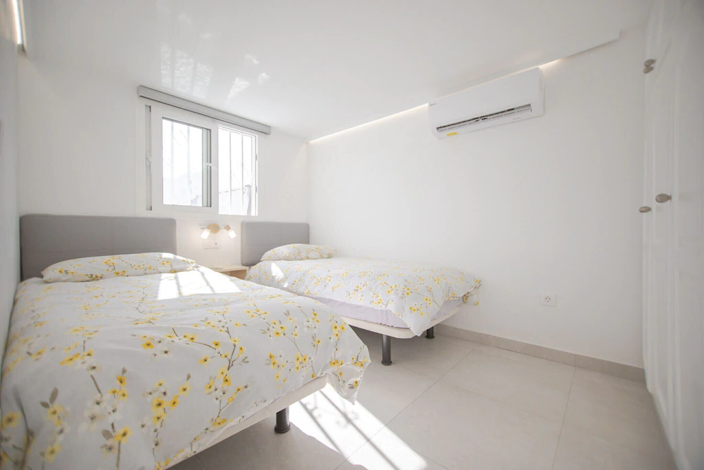 LVC121319 Main villa twin bedroom