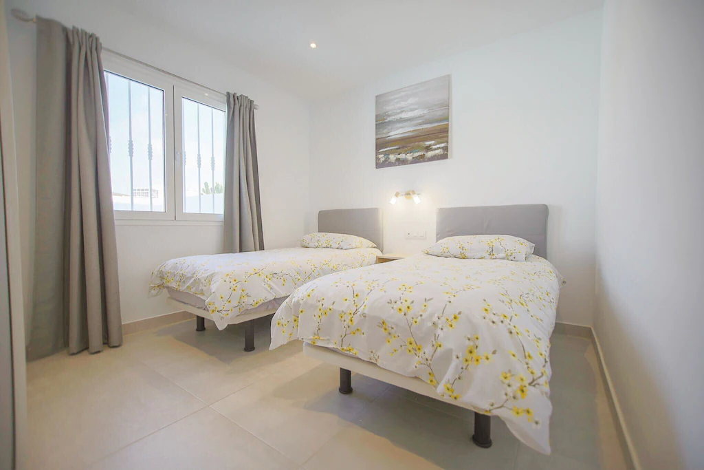LVC121319 Main villa bedroom