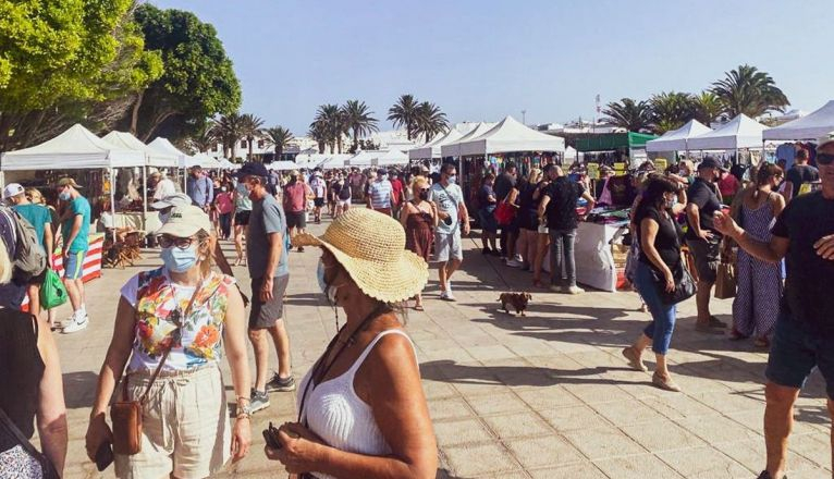 Record numbers bat Teguise market Lanzarote