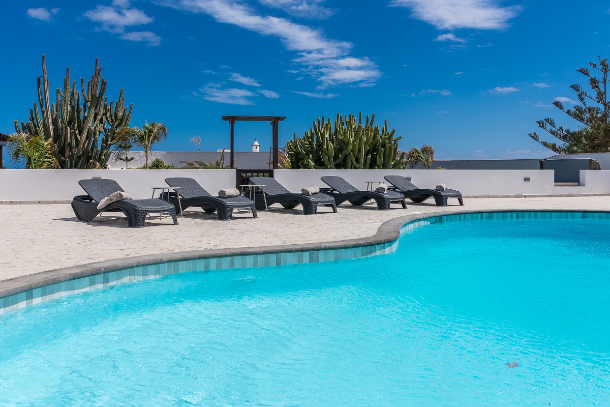 LVC126969 villa Puerto del Carmen sunbathing around the pool