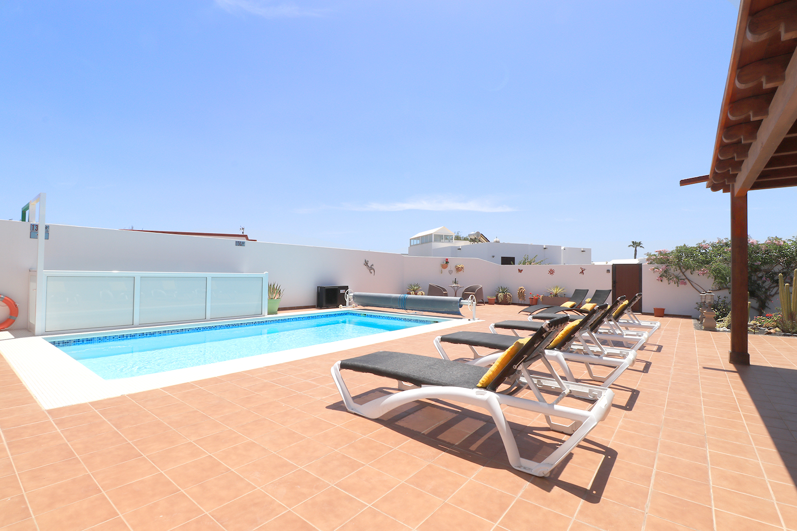 Villa LVC22983 pool and sunbeds