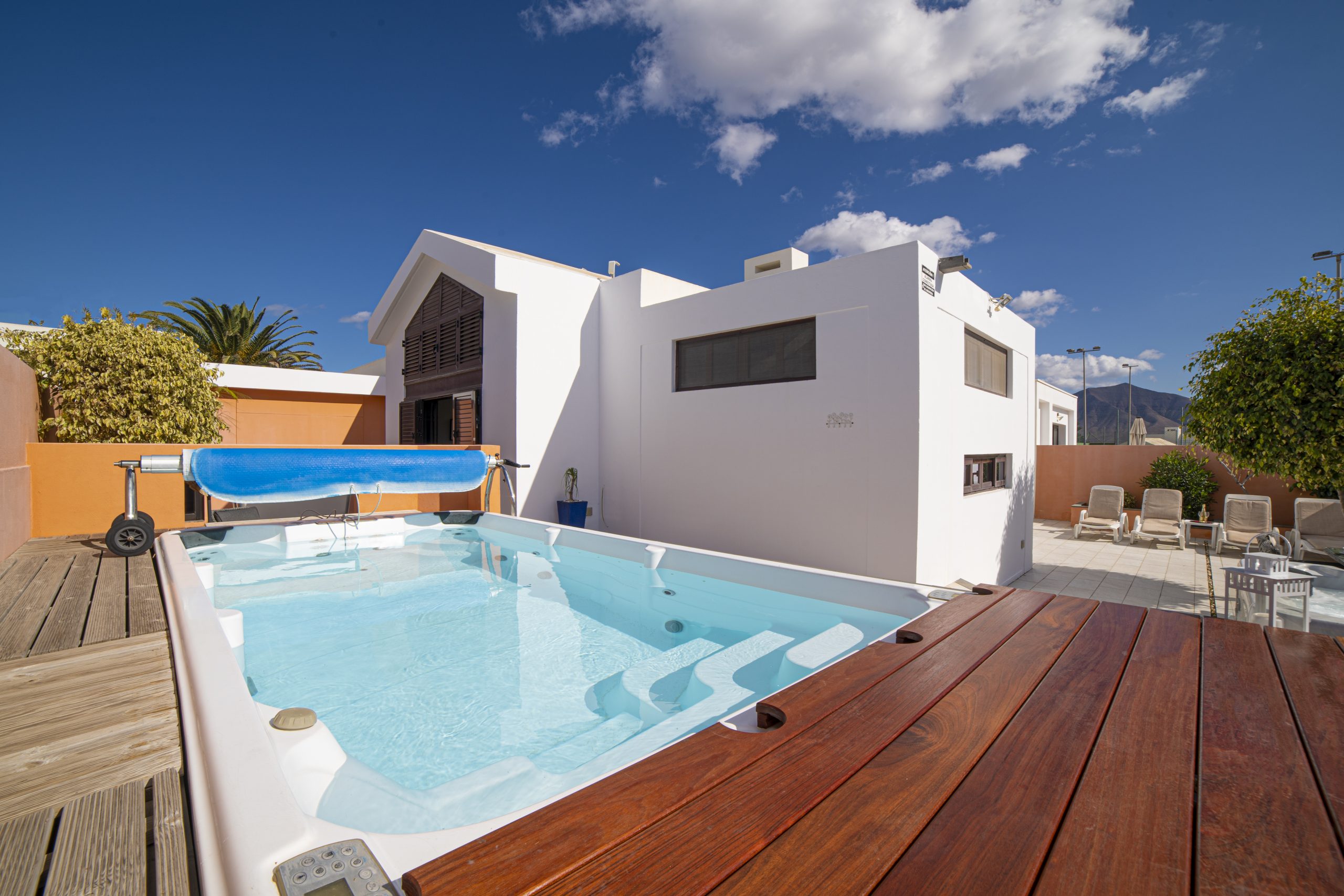 LVC239511 Relax by the swimming pool