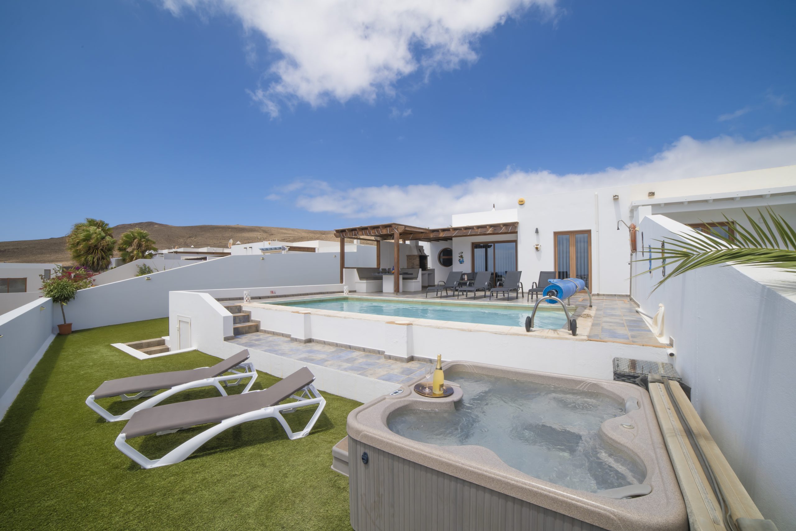 LVC239308 Pool and hot tub