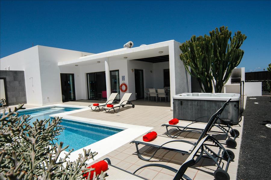 Lanzarote villas to rent with private pools great selection of villa ...